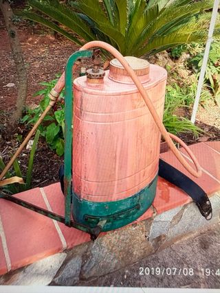 Mochila pulverizadora antigua