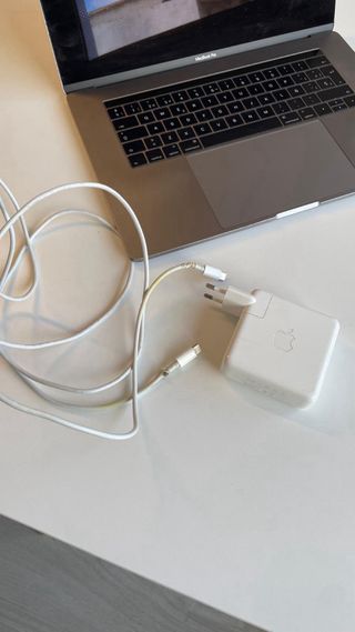 MacBook Pro 15” (2016) – Intel i7, 16GB RAM, 512GB