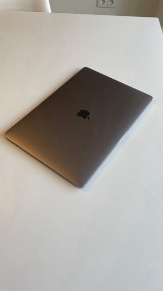 MacBook Pro 15” (2016) – Intel i7, 16GB RAM, 512GB