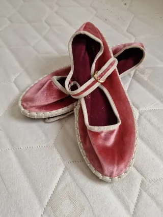 Zapatos de terciopelo rosa y verde marina con tira