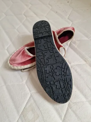 Zapatos de terciopelo rosa y verde marina con tira