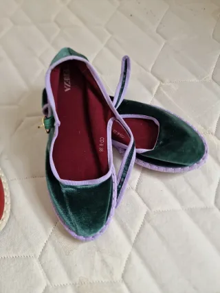 Zapatos de terciopelo rosa y verde marina con tira