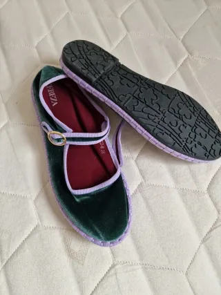 Zapatos de terciopelo rosa y verde marina con tira