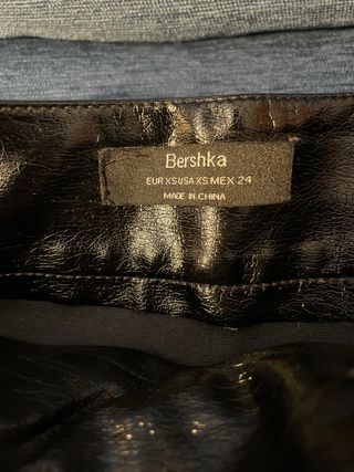 Minifalda símil piel Bershka