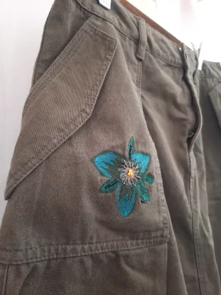 Falda Zara verde militar con bolsillos