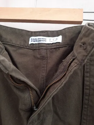 Falda Zara verde militar con bolsillos