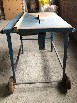 Sierra de obra con ruedas