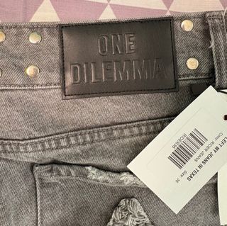 Pantalones One Dielmma con flecos y tachuelas