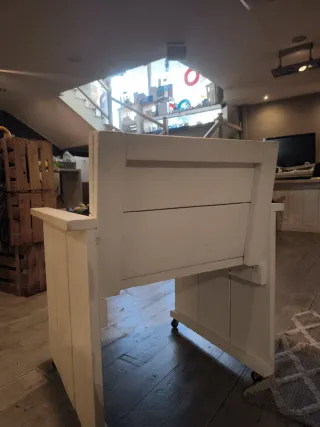 Silla de madera blanca con cojín negro