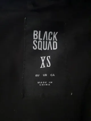 Abrigo negro con capucha