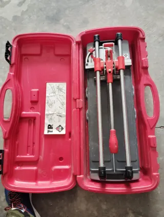 Cortadora de azulejos Rubi con maletín