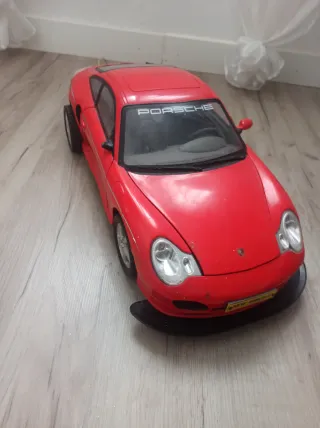 Coche de juguete Porsche rojo