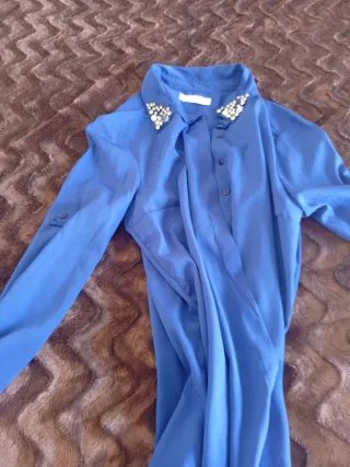 Camisa azul con pedrería