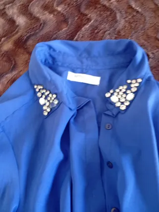 Camisa azul con pedrería