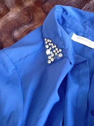 Camisa azul con pedrería
