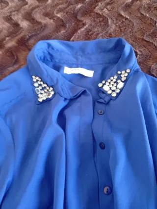 Camisa azul con pedrería