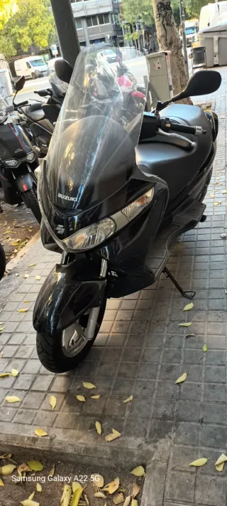 Moto Suzuki Negra