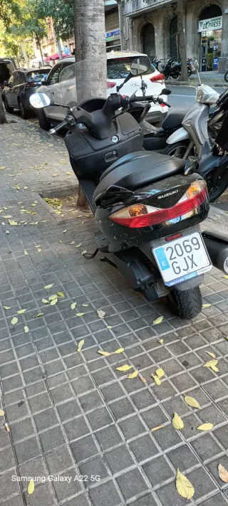 Moto Suzuki Negra