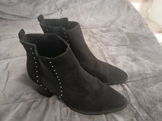 Botines negros con tachuelas