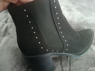 Botines negros con tachuelas