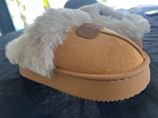 Zapatillas estilo UGG beige y marrón