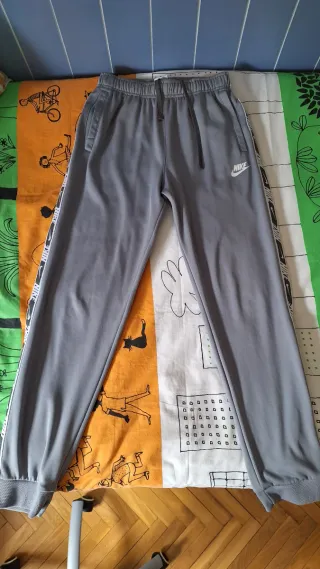 Pantalón Nike DriFit gris claro