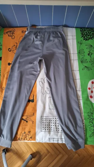 Pantalón Nike DriFit gris claro