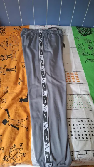 Pantalón Nike DriFit gris claro