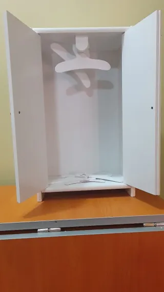 Armario ropa muñecas madera blanco, con perchas.