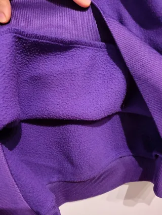 Sudadera morada con letras rosas HONEY