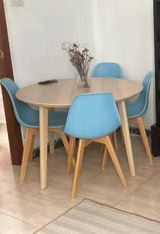 Mesa redonda madera y 4 sillas azules