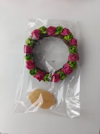 Corona de flores rosas y verdes