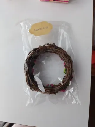 Corona de flores rosas y verdes