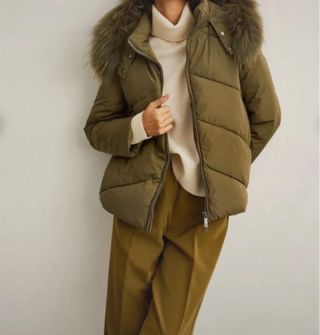 Plumífero verde con capucha de pelo