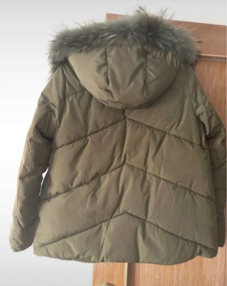 Plumífero verde con capucha de pelo