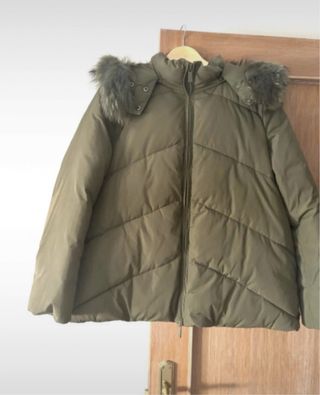 Plumífero verde con capucha de pelo