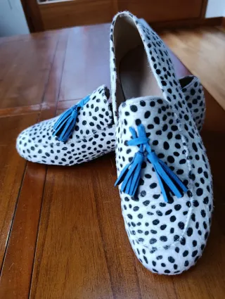 Zapatos con estampado de manchas y pompón