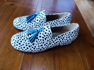 Zapatos con estampado de manchas y pompón