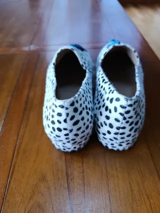 Zapatos con estampado de manchas y pompón