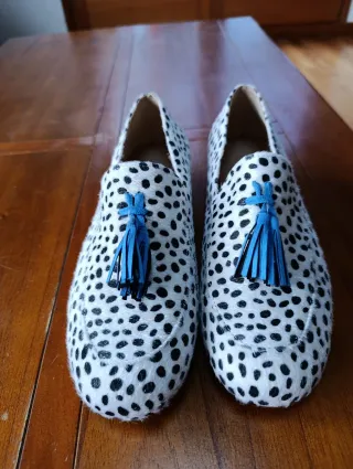 Zapatos con estampado de manchas y pompón