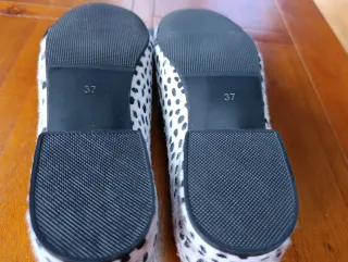 Zapatos con estampado de manchas y pompón
