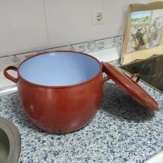 Olla antigua de porcelana roja
