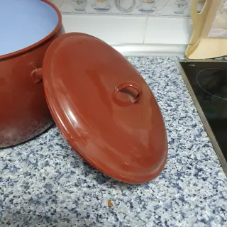 Olla antigua de porcelana roja