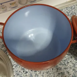 Olla antigua de porcelana roja