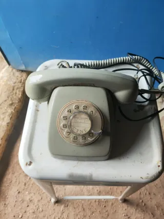 Teléfono antiguo CTNE gris