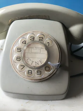 Teléfono antiguo CTNE gris