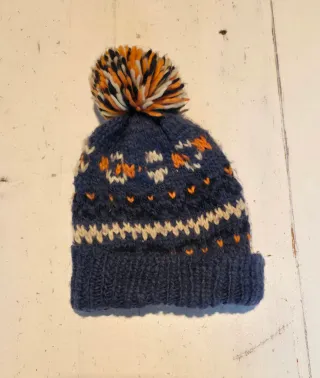 Gorro de lana tejido con pompón