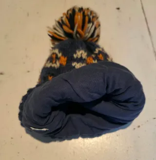 Gorro de lana tejido con pompón