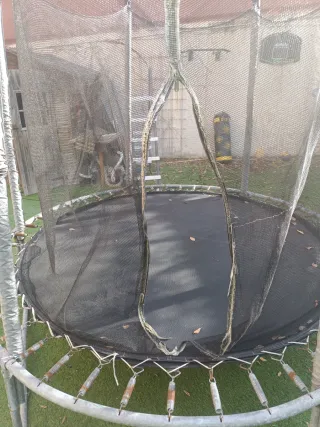 Cama elástica con red de seguridad