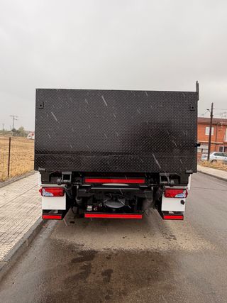 Camión MAN 26.440 con grúa Palfinger